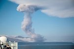 Курильский вулкан Эбеко выстрелил струей пепла высотой 4,5 км