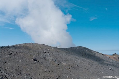 Курильский вулкан Эбеко выбросил пепел на высоту 4,5 километра