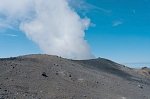 Курильский вулкан Эбеко выбросил пепел на высоту 4,5 километра