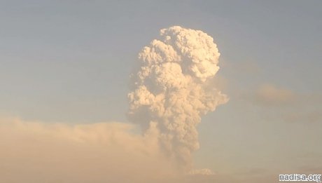 Опубликованы кадры многокилометрового выброса вулканического пепла на Камчатке