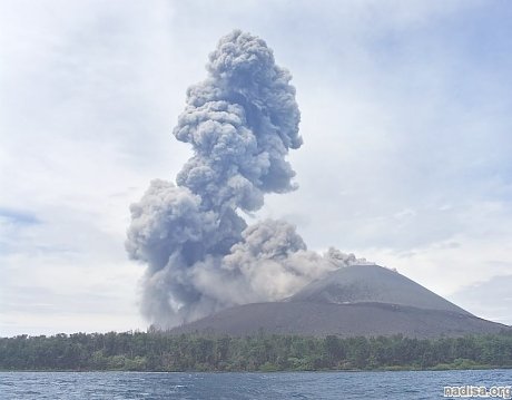 Вулкан Анак-Кракатау стал в 4 раза меньше