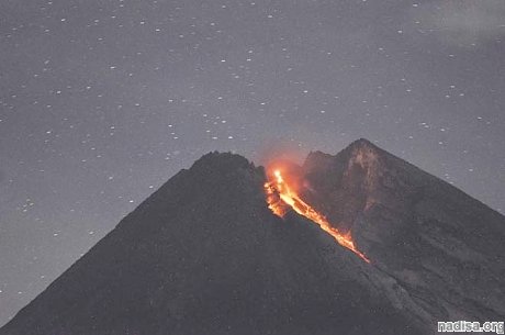 Вулкан Мерапи в Индонезии продолжает извергаться и пугать местных жителей