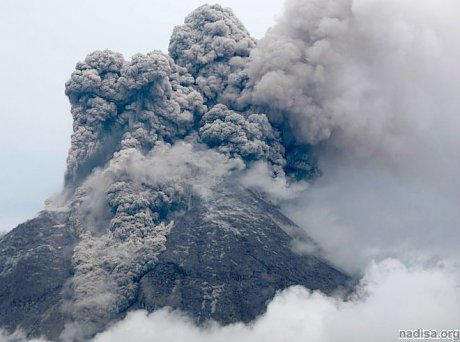 Вулкан Мерапи в Индонезии продолжает извергаться и пугать местных жителей