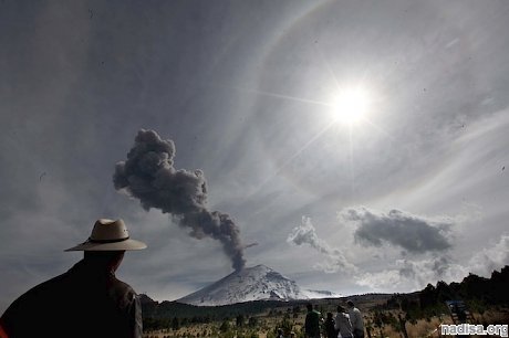 В Мексике извергается вулкан Попокатепетль: видео из запретной зоны