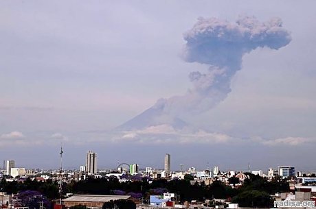 Из-за извержения вулкана Попокатепетль в Мексике повысили уровень тревоги