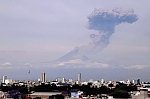 Из-за извержения вулкана Попокатепетль в Мексике повысили уровень тревоги