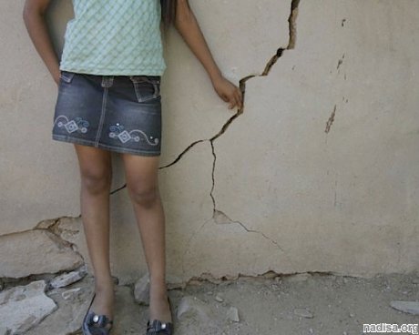 Сильное землетрясение вызвало трещины в домах на северо-западе Китая