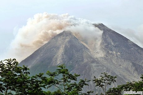 В Индонезии выпустили предупреждение для авиации в связи с извержением вулкана