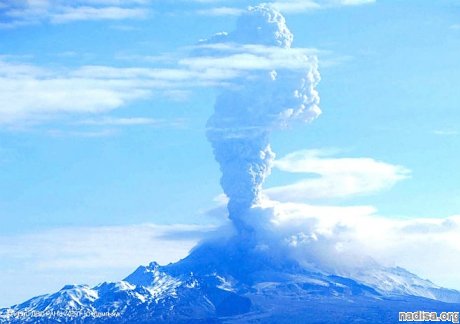 Самый высокий вулкан Евразии выбросил столб пепла на высоту 5,5 км