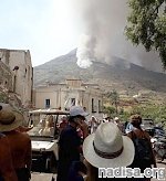 Вулкан Стромболи выбросил огромное облако пепла, шокировав туристов
