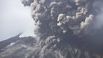 Вулкан Эбеко на Курилах выбросил столб пепла