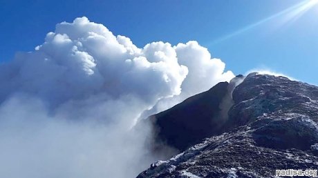 Сицилийский вулкан Этна усилил выброс пепла и лавы