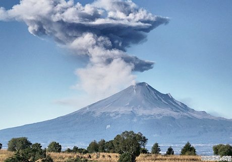 Вулкан Попокатепетль в Мексике снова выбрасывает пепел