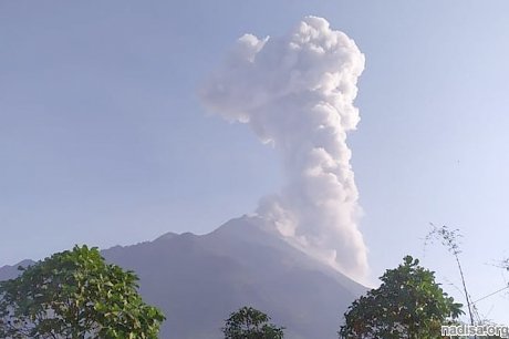 Индонезийский вулкан Мерапи засыпал пеплом близлежащие населенные пункты