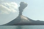 В Индонезии произошло извержение вулкана Кракатау: пепел поднялся на 1 км в высоту