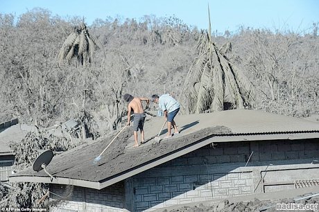 Из-за угрозы катастрофического извержения вулкана Тааль эвакуированных филиппинцев не пускают домой