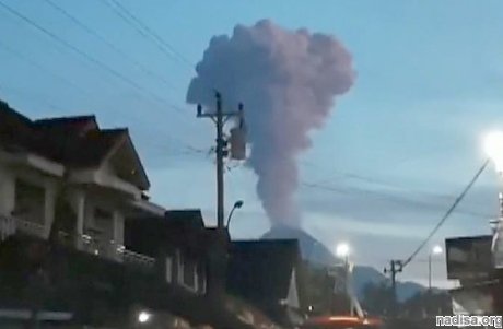 На острове Ява произошло извержение вулкана Мерапи, пепел поднялся на высоту 2 км