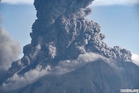 В Индонезии произошло извержение двух вулканов