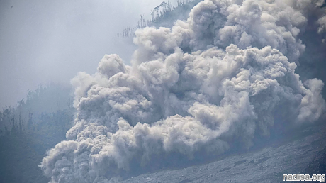 При извержении вулкана в Индонезии один человек погиб и десятки пострадали