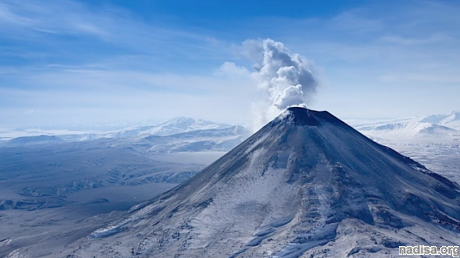 Вулкан Карымский на Камчатке выбросил столб пепла на 4,5 км