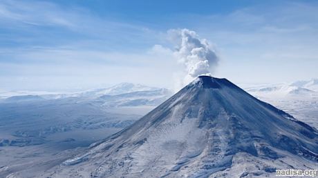 Вулкан Карымский на Камчатке выбросил столб пепла на высоту до 2,5 км