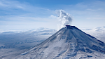 Вулкан Карымский на Камчатке выбросил столб пепла на высоту до 2,5 км