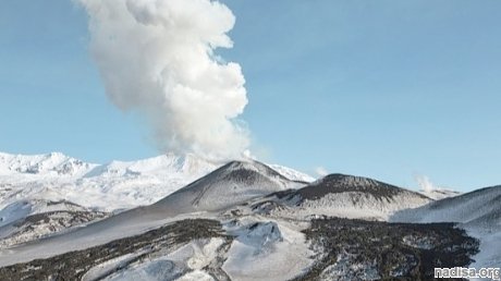 Вулкан Эбеко на Курилах выбросил пепел на высоту 3,7 км