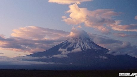 Вулкан Эбеко на Курилах выбросил пепел на высоту до 1,8 км
