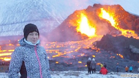 «Играют в волейбол, сосиски жарят на лаве»: живущие в Исландии россияне — об извержении вулкана Фаградальсфьядль