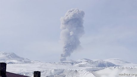 Вулкан Эбеко на Курилах выбросил пепел на высоту до 2 км