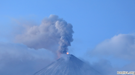 На Камчатке вулкан выбросил парогазовый столб с пеплом на высоту 6 км
